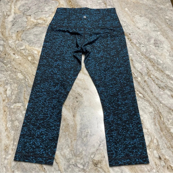 Like New Lululemon Wunder Under Crop (Hi-Rise) (21")
Iced Wave Capri Black W 8 - Picture 2 of 13